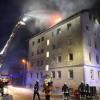 In der Nacht von Dienstag auf Mittwoch ist in einer Wohnung in einem Mehrfamilienhaus in der Ludwigstraße in Kempten ein Feuer ausgebrochen. Ein Mann starb, sieben weitere Bewohner wurden leicht verletzt. 
[video]https://www.youtube.com/watch?v=YnLPfu-U1GA[/video]
Leitstelle alarmiertDer Notruf bei der Integrierten Leitstelle Allgäu ging um kurz vor Mitternacht ein. Es soll eine Rauchentwicklung aus einem Fenster des Hauses geben. Die eintreffenden Einsatzkräfte der Freiwilligen Feuerwehr Kempten stellten einen Brand in einer Wohnung im Dachgeschoss des Gebäudes fest und begannen unverzüglich mit den Löscharbeiten.Vermeintlicher Wohnungsinhaber (57) tot geborgen Beim Betreten der Wohnung fanden die Einsatzkräfte einen leblosen Mann vor, bei dem es sich laut Polizei wahrscheinlich um den 57-jährigen Wohnungsinhaber handelt. Der Arzt konnte nur noch den Tod des Mannes feststellen. Sieben weitere Personen wurden jeweils durch eine Rauchgasvergiftung leicht verletzt. Alle konnten im Laufe der Nacht die Klinik wieder verlassen.

Das Haus ist nach Abschluss der Löscharbeiten, die sich bis in die Morgenstunden hinzogen, unbewohnbar. Der Dachstuhl musste aus Sicherheitsgründen abgetragen werden. Durch die Löscharbeiten ist außerdem ein Wasserschaden entstanden. Die genaue Schadenshöhe ist aktuell noch unklar, sie wird aber auf einen siebenstelligen Betrag geschätzt. Die Stadt Kempten brachte die Bewohner des Hauses in anderen Unterkünften unter.Todes- und Brandursache noch unklarDie genaue Todesursache des Mannes ist noch unklar. Auf Antrag der Staatsanwaltschaft Kempten soll eine Obduktion durchgeführt werden. Erkenntnisse zur Brandursache gibt es zum jetzigen Stand noch nicht. Ein Sachverständiger des Bayerischen Landeskriminalamts wird hinzugezogen. Die weiteren Ermittlungen übernimmt die Kriminalpolizeiinspektion Kempten unter Sachleitung der Staatsanwaltschaft Kempten.