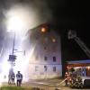 In der Nacht von Dienstag auf Mittwoch ist in einer Wohnung in einem Mehrfamilienhaus in der Ludwigstraße in Kempten ein Feuer ausgebrochen. Ein Mann starb, sieben weitere Bewohner wurden leicht verletzt. 
[video]https://www.youtube.com/watch?v=YnLPfu-U1GA[/video]
Leitstelle alarmiertDer Notruf bei der Integrierten Leitstelle Allgäu ging um kurz vor Mitternacht ein. Es soll eine Rauchentwicklung aus einem Fenster des Hauses geben. Die eintreffenden Einsatzkräfte der Freiwilligen Feuerwehr Kempten stellten einen Brand in einer Wohnung im Dachgeschoss des Gebäudes fest und begannen unverzüglich mit den Löscharbeiten.Vermeintlicher Wohnungsinhaber (57) tot geborgen Beim Betreten der Wohnung fanden die Einsatzkräfte einen leblosen Mann vor, bei dem es sich laut Polizei wahrscheinlich um den 57-jährigen Wohnungsinhaber handelt. Der Arzt konnte nur noch den Tod des Mannes feststellen. Sieben weitere Personen wurden jeweils durch eine Rauchgasvergiftung leicht verletzt. Alle konnten im Laufe der Nacht die Klinik wieder verlassen.

Das Haus ist nach Abschluss der Löscharbeiten, die sich bis in die Morgenstunden hinzogen, unbewohnbar. Der Dachstuhl musste aus Sicherheitsgründen abgetragen werden. Durch die Löscharbeiten ist außerdem ein Wasserschaden entstanden. Die genaue Schadenshöhe ist aktuell noch unklar, sie wird aber auf einen siebenstelligen Betrag geschätzt. Die Stadt Kempten brachte die Bewohner des Hauses in anderen Unterkünften unter.Todes- und Brandursache noch unklarDie genaue Todesursache des Mannes ist noch unklar. Auf Antrag der Staatsanwaltschaft Kempten soll eine Obduktion durchgeführt werden. Erkenntnisse zur Brandursache gibt es zum jetzigen Stand noch nicht. Ein Sachverständiger des Bayerischen Landeskriminalamts wird hinzugezogen. Die weiteren Ermittlungen übernimmt die Kriminalpolizeiinspektion Kempten unter Sachleitung der Staatsanwaltschaft Kempten.