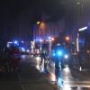 In der Nacht von Dienstag auf Mittwoch ist in einer Wohnung in einem Mehrfamilienhaus in der Ludwigstraße in Kempten ein Feuer ausgebrochen. Ein Mann starb, sieben weitere Bewohner wurden leicht verletzt. 
[video]https://www.youtube.com/watch?v=YnLPfu-U1GA[/video]
Leitstelle alarmiertDer Notruf bei der Integrierten Leitstelle Allgäu ging um kurz vor Mitternacht ein. Es soll eine Rauchentwicklung aus einem Fenster des Hauses geben. Die eintreffenden Einsatzkräfte der Freiwilligen Feuerwehr Kempten stellten einen Brand in einer Wohnung im Dachgeschoss des Gebäudes fest und begannen unverzüglich mit den Löscharbeiten.Vermeintlicher Wohnungsinhaber (57) tot geborgen Beim Betreten der Wohnung fanden die Einsatzkräfte einen leblosen Mann vor, bei dem es sich laut Polizei wahrscheinlich um den 57-jährigen Wohnungsinhaber handelt. Der Arzt konnte nur noch den Tod des Mannes feststellen. Sieben weitere Personen wurden jeweils durch eine Rauchgasvergiftung leicht verletzt. Alle konnten im Laufe der Nacht die Klinik wieder verlassen.

Das Haus ist nach Abschluss der Löscharbeiten, die sich bis in die Morgenstunden hinzogen, unbewohnbar. Der Dachstuhl musste aus Sicherheitsgründen abgetragen werden. Durch die Löscharbeiten ist außerdem ein Wasserschaden entstanden. Die genaue Schadenshöhe ist aktuell noch unklar, sie wird aber auf einen siebenstelligen Betrag geschätzt. Die Stadt Kempten brachte die Bewohner des Hauses in anderen Unterkünften unter.Todes- und Brandursache noch unklarDie genaue Todesursache des Mannes ist noch unklar. Auf Antrag der Staatsanwaltschaft Kempten soll eine Obduktion durchgeführt werden. Erkenntnisse zur Brandursache gibt es zum jetzigen Stand noch nicht. Ein Sachverständiger des Bayerischen Landeskriminalamts wird hinzugezogen. Die weiteren Ermittlungen übernimmt die Kriminalpolizeiinspektion Kempten unter Sachleitung der Staatsanwaltschaft Kempten.