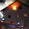 In der Nacht von Dienstag auf Mittwoch ist in einer Wohnung in einem Mehrfamilienhaus in der Ludwigstraße in Kempten ein Feuer ausgebrochen. Ein Mann starb, sieben weitere Bewohner wurden leicht verletzt. 
[video]https://www.youtube.com/watch?v=YnLPfu-U1GA[/video]
Leitstelle alarmiertDer Notruf bei der Integrierten Leitstelle Allgäu ging um kurz vor Mitternacht ein. Es soll eine Rauchentwicklung aus einem Fenster des Hauses geben. Die eintreffenden Einsatzkräfte der Freiwilligen Feuerwehr Kempten stellten einen Brand in einer Wohnung im Dachgeschoss des Gebäudes fest und begannen unverzüglich mit den Löscharbeiten.Vermeintlicher Wohnungsinhaber (57) tot geborgen Beim Betreten der Wohnung fanden die Einsatzkräfte einen leblosen Mann vor, bei dem es sich laut Polizei wahrscheinlich um den 57-jährigen Wohnungsinhaber handelt. Der Arzt konnte nur noch den Tod des Mannes feststellen. Sieben weitere Personen wurden jeweils durch eine Rauchgasvergiftung leicht verletzt. Alle konnten im Laufe der Nacht die Klinik wieder verlassen.

Das Haus ist nach Abschluss der Löscharbeiten, die sich bis in die Morgenstunden hinzogen, unbewohnbar. Der Dachstuhl musste aus Sicherheitsgründen abgetragen werden. Durch die Löscharbeiten ist außerdem ein Wasserschaden entstanden. Die genaue Schadenshöhe ist aktuell noch unklar, sie wird aber auf einen siebenstelligen Betrag geschätzt. Die Stadt Kempten brachte die Bewohner des Hauses in anderen Unterkünften unter.Todes- und Brandursache noch unklarDie genaue Todesursache des Mannes ist noch unklar. Auf Antrag der Staatsanwaltschaft Kempten soll eine Obduktion durchgeführt werden. Erkenntnisse zur Brandursache gibt es zum jetzigen Stand noch nicht. Ein Sachverständiger des Bayerischen Landeskriminalamts wird hinzugezogen. Die weiteren Ermittlungen übernimmt die Kriminalpolizeiinspektion Kempten unter Sachleitung der Staatsanwaltschaft Kempten.