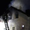 In der Nacht von Dienstag auf Mittwoch ist in einer Wohnung in einem Mehrfamilienhaus in der Ludwigstraße in Kempten ein Feuer ausgebrochen. Ein Mann starb, sieben weitere Bewohner wurden leicht verletzt. 
[video]https://www.youtube.com/watch?v=YnLPfu-U1GA[/video]
Leitstelle alarmiertDer Notruf bei der Integrierten Leitstelle Allgäu ging um kurz vor Mitternacht ein. Es soll eine Rauchentwicklung aus einem Fenster des Hauses geben. Die eintreffenden Einsatzkräfte der Freiwilligen Feuerwehr Kempten stellten einen Brand in einer Wohnung im Dachgeschoss des Gebäudes fest und begannen unverzüglich mit den Löscharbeiten.Vermeintlicher Wohnungsinhaber (57) tot geborgen Beim Betreten der Wohnung fanden die Einsatzkräfte einen leblosen Mann vor, bei dem es sich laut Polizei wahrscheinlich um den 57-jährigen Wohnungsinhaber handelt. Der Arzt konnte nur noch den Tod des Mannes feststellen. Sieben weitere Personen wurden jeweils durch eine Rauchgasvergiftung leicht verletzt. Alle konnten im Laufe der Nacht die Klinik wieder verlassen.

Das Haus ist nach Abschluss der Löscharbeiten, die sich bis in die Morgenstunden hinzogen, unbewohnbar. Der Dachstuhl musste aus Sicherheitsgründen abgetragen werden. Durch die Löscharbeiten ist außerdem ein Wasserschaden entstanden. Die genaue Schadenshöhe ist aktuell noch unklar, sie wird aber auf einen siebenstelligen Betrag geschätzt. Die Stadt Kempten brachte die Bewohner des Hauses in anderen Unterkünften unter.Todes- und Brandursache noch unklarDie genaue Todesursache des Mannes ist noch unklar. Auf Antrag der Staatsanwaltschaft Kempten soll eine Obduktion durchgeführt werden. Erkenntnisse zur Brandursache gibt es zum jetzigen Stand noch nicht. Ein Sachverständiger des Bayerischen Landeskriminalamts wird hinzugezogen. Die weiteren Ermittlungen übernimmt die Kriminalpolizeiinspektion Kempten unter Sachleitung der Staatsanwaltschaft Kempten.
