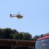 Ein Betriebsunfall mit einer schwer verletzten Person und hohem Sachschaden hat sich am Donnerstagmittag in Gundremmingen ereignet. Gegen 11:00 Uhr arbeitete ein 71-Jähriger mit seinem Lkw-Kipper an einer Baustelle neben der Staatsstraße. Er fuhr vollbeladen rückwärts einen aufgeschütteten Erdhügel hinauf, um seine Ladung dort abzulagern. Beim Abladevorgang kippte das Fahrzeug nach links und fiel in Richtung Staatsstraße.
[video]https://www.youtube.com/watch?v=cJCXUjxILB4[/video] 
Fahrer wurde eingeklemmtDer Fahrer wurde in seinem Führerhaus eingeklemmt und musste durch die Feuerwehr geborgen werden. Er erlitt mehrere Knochenbrüche, befand sich aber nicht in Lebensgefahr. Er wurde mit dem Rettungshubschrauber in ein Krankenhaus gebracht. Der entstandene Sachschaden beläuft sich auf rund 75.000 Euro. Im Einsatz waren Feuerwehrkräfte aus Gundremmingen, Offingen und Burgau.