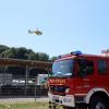 Ein Betriebsunfall mit einer schwer verletzten Person und hohem Sachschaden hat sich am Donnerstagmittag in Gundremmingen ereignet. Gegen 11:00 Uhr arbeitete ein 71-Jähriger mit seinem Lkw-Kipper an einer Baustelle neben der Staatsstraße. Er fuhr vollbeladen rückwärts einen aufgeschütteten Erdhügel hinauf, um seine Ladung dort abzulagern. Beim Abladevorgang kippte das Fahrzeug nach links und fiel in Richtung Staatsstraße.
[video]https://www.youtube.com/watch?v=cJCXUjxILB4[/video] 
Fahrer wurde eingeklemmtDer Fahrer wurde in seinem Führerhaus eingeklemmt und musste durch die Feuerwehr geborgen werden. Er erlitt mehrere Knochenbrüche, befand sich aber nicht in Lebensgefahr. Er wurde mit dem Rettungshubschrauber in ein Krankenhaus gebracht. Der entstandene Sachschaden beläuft sich auf rund 75.000 Euro. Im Einsatz waren Feuerwehrkräfte aus Gundremmingen, Offingen und Burgau.