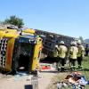 Ein Betriebsunfall mit einer schwer verletzten Person und hohem Sachschaden hat sich am Donnerstagmittag in Gundremmingen ereignet. Gegen 11:00 Uhr arbeitete ein 71-Jähriger mit seinem Lkw-Kipper an einer Baustelle neben der Staatsstraße. Er fuhr vollbeladen rückwärts einen aufgeschütteten Erdhügel hinauf, um seine Ladung dort abzulagern. Beim Abladevorgang kippte das Fahrzeug nach links und fiel in Richtung Staatsstraße.
[video]https://www.youtube.com/watch?v=cJCXUjxILB4[/video] 
Fahrer wurde eingeklemmtDer Fahrer wurde in seinem Führerhaus eingeklemmt und musste durch die Feuerwehr geborgen werden. Er erlitt mehrere Knochenbrüche, befand sich aber nicht in Lebensgefahr. Er wurde mit dem Rettungshubschrauber in ein Krankenhaus gebracht. Der entstandene Sachschaden beläuft sich auf rund 75.000 Euro. Im Einsatz waren Feuerwehrkräfte aus Gundremmingen, Offingen und Burgau.