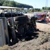 Ein Betriebsunfall mit einer schwer verletzten Person und hohem Sachschaden hat sich am Donnerstagmittag in Gundremmingen ereignet. Gegen 11:00 Uhr arbeitete ein 71-Jähriger mit seinem Lkw-Kipper an einer Baustelle neben der Staatsstraße. Er fuhr vollbeladen rückwärts einen aufgeschütteten Erdhügel hinauf, um seine Ladung dort abzulagern. Beim Abladevorgang kippte das Fahrzeug nach links und fiel in Richtung Staatsstraße.
[video]https://www.youtube.com/watch?v=cJCXUjxILB4[/video] 
Fahrer wurde eingeklemmtDer Fahrer wurde in seinem Führerhaus eingeklemmt und musste durch die Feuerwehr geborgen werden. Er erlitt mehrere Knochenbrüche, befand sich aber nicht in Lebensgefahr. Er wurde mit dem Rettungshubschrauber in ein Krankenhaus gebracht. Der entstandene Sachschaden beläuft sich auf rund 75.000 Euro. Im Einsatz waren Feuerwehrkräfte aus Gundremmingen, Offingen und Burgau.