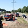 Ein Betriebsunfall mit einer schwer verletzten Person und hohem Sachschaden hat sich am Donnerstagmittag in Gundremmingen ereignet. Gegen 11:00 Uhr arbeitete ein 71-Jähriger mit seinem Lkw-Kipper an einer Baustelle neben der Staatsstraße. Er fuhr vollbeladen rückwärts einen aufgeschütteten Erdhügel hinauf, um seine Ladung dort abzulagern. Beim Abladevorgang kippte das Fahrzeug nach links und fiel in Richtung Staatsstraße.
[video]https://www.youtube.com/watch?v=cJCXUjxILB4[/video] 
Fahrer wurde eingeklemmtDer Fahrer wurde in seinem Führerhaus eingeklemmt und musste durch die Feuerwehr geborgen werden. Er erlitt mehrere Knochenbrüche, befand sich aber nicht in Lebensgefahr. Er wurde mit dem Rettungshubschrauber in ein Krankenhaus gebracht. Der entstandene Sachschaden beläuft sich auf rund 75.000 Euro. Im Einsatz waren Feuerwehrkräfte aus Gundremmingen, Offingen und Burgau.