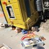 Ein Betriebsunfall mit einer schwer verletzten Person und hohem Sachschaden hat sich am Donnerstagmittag in Gundremmingen ereignet. Gegen 11:00 Uhr arbeitete ein 71-Jähriger mit seinem Lkw-Kipper an einer Baustelle neben der Staatsstraße. Er fuhr vollbeladen rückwärts einen aufgeschütteten Erdhügel hinauf, um seine Ladung dort abzulagern. Beim Abladevorgang kippte das Fahrzeug nach links und fiel in Richtung Staatsstraße.
[video]https://www.youtube.com/watch?v=cJCXUjxILB4[/video] 
Fahrer wurde eingeklemmtDer Fahrer wurde in seinem Führerhaus eingeklemmt und musste durch die Feuerwehr geborgen werden. Er erlitt mehrere Knochenbrüche, befand sich aber nicht in Lebensgefahr. Er wurde mit dem Rettungshubschrauber in ein Krankenhaus gebracht. Der entstandene Sachschaden beläuft sich auf rund 75.000 Euro. Im Einsatz waren Feuerwehrkräfte aus Gundremmingen, Offingen und Burgau.