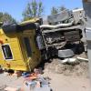 Ein Betriebsunfall mit einer schwer verletzten Person und hohem Sachschaden hat sich am Donnerstagmittag in Gundremmingen ereignet. Gegen 11:00 Uhr arbeitete ein 71-Jähriger mit seinem Lkw-Kipper an einer Baustelle neben der Staatsstraße. Er fuhr vollbeladen rückwärts einen aufgeschütteten Erdhügel hinauf, um seine Ladung dort abzulagern. Beim Abladevorgang kippte das Fahrzeug nach links und fiel in Richtung Staatsstraße.
[video]https://www.youtube.com/watch?v=cJCXUjxILB4[/video] 
Fahrer wurde eingeklemmtDer Fahrer wurde in seinem Führerhaus eingeklemmt und musste durch die Feuerwehr geborgen werden. Er erlitt mehrere Knochenbrüche, befand sich aber nicht in Lebensgefahr. Er wurde mit dem Rettungshubschrauber in ein Krankenhaus gebracht. Der entstandene Sachschaden beläuft sich auf rund 75.000 Euro. Im Einsatz waren Feuerwehrkräfte aus Gundremmingen, Offingen und Burgau.