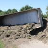Ein Betriebsunfall mit einer schwer verletzten Person und hohem Sachschaden hat sich am Donnerstagmittag in Gundremmingen ereignet. Gegen 11:00 Uhr arbeitete ein 71-Jähriger mit seinem Lkw-Kipper an einer Baustelle neben der Staatsstraße. Er fuhr vollbeladen rückwärts einen aufgeschütteten Erdhügel hinauf, um seine Ladung dort abzulagern. Beim Abladevorgang kippte das Fahrzeug nach links und fiel in Richtung Staatsstraße.
[video]https://www.youtube.com/watch?v=cJCXUjxILB4[/video] 
Fahrer wurde eingeklemmtDer Fahrer wurde in seinem Führerhaus eingeklemmt und musste durch die Feuerwehr geborgen werden. Er erlitt mehrere Knochenbrüche, befand sich aber nicht in Lebensgefahr. Er wurde mit dem Rettungshubschrauber in ein Krankenhaus gebracht. Der entstandene Sachschaden beläuft sich auf rund 75.000 Euro. Im Einsatz waren Feuerwehrkräfte aus Gundremmingen, Offingen und Burgau.