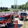 Ein Betriebsunfall mit einer schwer verletzten Person und hohem Sachschaden hat sich am Donnerstagmittag in Gundremmingen ereignet. Gegen 11:00 Uhr arbeitete ein 71-Jähriger mit seinem Lkw-Kipper an einer Baustelle neben der Staatsstraße. Er fuhr vollbeladen rückwärts einen aufgeschütteten Erdhügel hinauf, um seine Ladung dort abzulagern. Beim Abladevorgang kippte das Fahrzeug nach links und fiel in Richtung Staatsstraße.
[video]https://www.youtube.com/watch?v=cJCXUjxILB4[/video] 
Fahrer wurde eingeklemmtDer Fahrer wurde in seinem Führerhaus eingeklemmt und musste durch die Feuerwehr geborgen werden. Er erlitt mehrere Knochenbrüche, befand sich aber nicht in Lebensgefahr. Er wurde mit dem Rettungshubschrauber in ein Krankenhaus gebracht. Der entstandene Sachschaden beläuft sich auf rund 75.000 Euro. Im Einsatz waren Feuerwehrkräfte aus Gundremmingen, Offingen und Burgau.