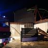 Im Bereich des Bad Wurzacher Stadtteils Eintürnen hat ein Tornado am Freitag eine Lagerhalle zerstört. Nach Angaben der Polizei wehte der Tornado zunächst das gesamte Dach der Lagerhalle weg, das erst 300 Meter weiter in einem Maisfeld liegen blieb. "Die restliche Lagerhalle wurde komplett zerstört und ist nach Beurteilung eines Statikers teilweise einsturzgefährdet", teilt die Polizei weiter mit. Am Samstag soll die Lagerhalle nochmal überprüft werden. Den entstandenen Schaden vermutet die Polizei im siebenstelligen Bereich.
Weitere Schäden
Eine Ortschaft weiter riss der Tornado das Blechdach einer Maschinenhalle ab, die nach Einschätzung des Besitzers jedoch ansonsten soweit stabil ist. Außerdem landete durch den Tornado ein Baum auf dem Dach eines Ford Kugas. Unter anderem wurde die Heckklappe beschädigt und die Heckscheibe eingedrückt. Hier schätzt die Polizei den Schaden auf 5.000 Euro. Des Weiteren wurde ein VW an der Front durch einen Ast getroffen wodurch ein Schaden von etwa 1.000 Euro entstand. 

Im weiteren Verlauf hat die Polizei bis Arnach keine weiteren größeren witterungsbedingten Schäden mehr festgestellt. Allerdings geht die Polizei davon aus, dass am Samstag noch weitere Schäden entdeckt werden.
