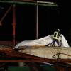 Im Bereich des Bad Wurzacher Stadtteils Eintürnen hat ein Tornado am Freitag eine Lagerhalle zerstört. Nach Angaben der Polizei wehte der Tornado zunächst das gesamte Dach der Lagerhalle weg, das erst 300 Meter weiter in einem Maisfeld liegen blieb. "Die restliche Lagerhalle wurde komplett zerstört und ist nach Beurteilung eines Statikers teilweise einsturzgefährdet", teilt die Polizei weiter mit. Am Samstag soll die Lagerhalle nochmal überprüft werden. Den entstandenen Schaden vermutet die Polizei im siebenstelligen Bereich.
Weitere Schäden
Eine Ortschaft weiter riss der Tornado das Blechdach einer Maschinenhalle ab, die nach Einschätzung des Besitzers jedoch ansonsten soweit stabil ist. Außerdem landete durch den Tornado ein Baum auf dem Dach eines Ford Kugas. Unter anderem wurde die Heckklappe beschädigt und die Heckscheibe eingedrückt. Hier schätzt die Polizei den Schaden auf 5.000 Euro. Des Weiteren wurde ein VW an der Front durch einen Ast getroffen wodurch ein Schaden von etwa 1.000 Euro entstand. 

Im weiteren Verlauf hat die Polizei bis Arnach keine weiteren größeren witterungsbedingten Schäden mehr festgestellt. Allerdings geht die Polizei davon aus, dass am Samstag noch weitere Schäden entdeckt werden.