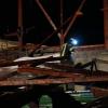 Im Bereich des Bad Wurzacher Stadtteils Eintürnen hat ein Tornado am Freitag eine Lagerhalle zerstört. Nach Angaben der Polizei wehte der Tornado zunächst das gesamte Dach der Lagerhalle weg, das erst 300 Meter weiter in einem Maisfeld liegen blieb. "Die restliche Lagerhalle wurde komplett zerstört und ist nach Beurteilung eines Statikers teilweise einsturzgefährdet", teilt die Polizei weiter mit. Am Samstag soll die Lagerhalle nochmal überprüft werden. Den entstandenen Schaden vermutet die Polizei im siebenstelligen Bereich.
Weitere Schäden
Eine Ortschaft weiter riss der Tornado das Blechdach einer Maschinenhalle ab, die nach Einschätzung des Besitzers jedoch ansonsten soweit stabil ist. Außerdem landete durch den Tornado ein Baum auf dem Dach eines Ford Kugas. Unter anderem wurde die Heckklappe beschädigt und die Heckscheibe eingedrückt. Hier schätzt die Polizei den Schaden auf 5.000 Euro. Des Weiteren wurde ein VW an der Front durch einen Ast getroffen wodurch ein Schaden von etwa 1.000 Euro entstand. 

Im weiteren Verlauf hat die Polizei bis Arnach keine weiteren größeren witterungsbedingten Schäden mehr festgestellt. Allerdings geht die Polizei davon aus, dass am Samstag noch weitere Schäden entdeckt werden.