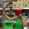 Am Freitag hat Fridays for Future Füssen/Pfronten eine Aktion in der Füssener Innenstadt veranstaltet. Unter dem Motto: "Unser Planet liegt im Sterben, das werden unsere Kinder erben! Verbessern wir unsere Klimawerte, sonst erhängt uns die Mutter Erde!" stellte die Gruppe unter Leitung der Hauptorganisatorin Michelle Derbach einen Galgen in der Innenstadt auf. Laut einer Pressemitteilung der Fridays for Future Füssen/Pfronten kam die Aktion größtenteils gut an. 
[embedcode=pulyxu3r8z][/embedcode]
Größtenteils positive ReaktionenMichelle Derbach war demnach sehr überrascht über die äußerst positive Resonanz. "Noch nie habe ich in Füssen und auch anderswo so viel sichtbares Interesse bemerkt". Auch Touristen aus Hamburg, Stuttgart und Düsseldorf haben sich persönlich bei Fridays for Future für diese Aktion bedankt. Allerdings gab es auch negative Reaktionen. Laut Fridays for Future Füssen/Pfronten fielen während der Aktion Sprüche wie:  "Erhänge dich doch selbst", oder "Lasst doch die Leute in Ruhe Urlaub machen ihr vergrault sie doch" oder auch "ihr habt ja zum Glück jetzt Ferien da braucht ihr ja die Schule nicht zu schwänzen".Schluss mit "grün reden", aber "schwarz handeln"Mit der Aktion soll vor allem die Bayerische Politik wachgerüttelt werden. Zwar würde Bayern viele Förderprogramme zum Klimaschutz auflegen, doch das sei laut Derbach "nur ein Tropfen auf den heißen Stein". Die Hauptorganisatorin der Aktion fordert laut Pressemitteilung auf, mit dem "grün reden" und "schwarz handeln" in Bayern endlich aufzuhören. Besonders Ministerpräsident Markus Söder wird dabei kritisiert. "Söder umarmt zwar Bäume, aber mehr tut er nicht,“ so Michelle Derbach. Der Hauptorganisatorin der Aktion zufolge kritisierten auch Oberbürgermeister großer Bayerischer Städte das neue Klimaschutzgesetz. Politik soll Versprechen einhaltenVor allem die Erreichbarkeit von öffentlichen Verkehrsmitteln und der Ausbau des Radverkehrs ist laut Michelle Derbach unzureichend. "Die Erreichbarkeit von Bus und Bahn sieht genauso miserabel aus wie im Vergleich zu 2018. Im Erreichbarkeitsranking der Bundesländer belegt Bayern derzeit den vorletzten Platz. Die Staatsregierung hat 2017 versprochen den bayernweiten Radverkehrsanteil bis 2025 von 10 auf 20 % zu verdoppeln. Bis jetzt ist der Radverkehrsanteil aber nur um ca. ein Prozentpunkt auf 11 % gestiegen! Das ist auch kein Wunder: Radwege, Abstellanlagen und Radmitnahmemöglichkeiten fehlen oder sind häufig so dürftig und unsicher, dass sie nicht zum Radfahren einladen."Forderungskatalog an Kanzler ScholzDaher fordert Fridays for Future die Gründung von sogenannten "Klimaräten" in allen politischen Parteien. Nur so sei es möglich, dass Jugendliche und junge Erwachsene einen stärkeren Einfluss auf ihre Partei und die öffentliche Diskussion nehmen können. Einen ersten Schritt in diese Richtung hat bereits die Bundes-SPD gemacht. In den vergangenen Tagen hat sich der Verein "Klima.Gerecht" gegründet. Der Verein wird durch Fridays-for-Future-Aktivisten und SPD-Mitglieder getragen. Die Gruppe habe bereits mit Postionspapieren und einem Forderungskatalog an Kanzler Olaf Scholz auf sich aufmerksam gemacht. In dem Forderungskatalog werden laut Fridays for Future Füssen/Pfronten unter anderem die Verdreifachung des Ausbautempos Erneuerbarer Energien, der Kohleausstieg bis 2030 und das vollständige Ende für fossile Subventionen gefordert.