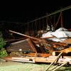 Im Bereich des Bad Wurzacher Stadtteils Eintürnen hat ein Tornado am Freitag eine Lagerhalle zerstört. Nach Angaben der Polizei wehte der Tornado zunächst das gesamte Dach der Lagerhalle weg, das erst 300 Meter weiter in einem Maisfeld liegen blieb. "Die restliche Lagerhalle wurde komplett zerstört und ist nach Beurteilung eines Statikers teilweise einsturzgefährdet", teilt die Polizei weiter mit. Am Samstag soll die Lagerhalle nochmal überprüft werden. Den entstandenen Schaden vermutet die Polizei im siebenstelligen Bereich.
Weitere Schäden
Eine Ortschaft weiter riss der Tornado das Blechdach einer Maschinenhalle ab, die nach Einschätzung des Besitzers jedoch ansonsten soweit stabil ist. Außerdem landete durch den Tornado ein Baum auf dem Dach eines Ford Kugas. Unter anderem wurde die Heckklappe beschädigt und die Heckscheibe eingedrückt. Hier schätzt die Polizei den Schaden auf 5.000 Euro. Des Weiteren wurde ein VW an der Front durch einen Ast getroffen wodurch ein Schaden von etwa 1.000 Euro entstand. 

Im weiteren Verlauf hat die Polizei bis Arnach keine weiteren größeren witterungsbedingten Schäden mehr festgestellt. Allerdings geht die Polizei davon aus, dass am Samstag noch weitere Schäden entdeckt werden.
