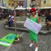 Am Freitag hat Fridays for Future Füssen/Pfronten eine Aktion in der Füssener Innenstadt veranstaltet. Unter dem Motto: "Unser Planet liegt im Sterben, das werden unsere Kinder erben! Verbessern wir unsere Klimawerte, sonst erhängt uns die Mutter Erde!" stellte die Gruppe unter Leitung der Hauptorganisatorin Michelle Derbach einen Galgen in der Innenstadt auf. Laut einer Pressemitteilung der Fridays for Future Füssen/Pfronten kam die Aktion größtenteils gut an. 
[embedcode=pulyxu3r8z][/embedcode]
Größtenteils positive ReaktionenMichelle Derbach war demnach sehr überrascht über die äußerst positive Resonanz. "Noch nie habe ich in Füssen und auch anderswo so viel sichtbares Interesse bemerkt". Auch Touristen aus Hamburg, Stuttgart und Düsseldorf haben sich persönlich bei Fridays for Future für diese Aktion bedankt. Allerdings gab es auch negative Reaktionen. Laut Fridays for Future Füssen/Pfronten fielen während der Aktion Sprüche wie:  "Erhänge dich doch selbst", oder "Lasst doch die Leute in Ruhe Urlaub machen ihr vergrault sie doch" oder auch "ihr habt ja zum Glück jetzt Ferien da braucht ihr ja die Schule nicht zu schwänzen".Schluss mit "grün reden", aber "schwarz handeln"Mit der Aktion soll vor allem die Bayerische Politik wachgerüttelt werden. Zwar würde Bayern viele Förderprogramme zum Klimaschutz auflegen, doch das sei laut Derbach "nur ein Tropfen auf den heißen Stein". Die Hauptorganisatorin der Aktion fordert laut Pressemitteilung auf, mit dem "grün reden" und "schwarz handeln" in Bayern endlich aufzuhören. Besonders Ministerpräsident Markus Söder wird dabei kritisiert. "Söder umarmt zwar Bäume, aber mehr tut er nicht,“ so Michelle Derbach. Der Hauptorganisatorin der Aktion zufolge kritisierten auch Oberbürgermeister großer Bayerischer Städte das neue Klimaschutzgesetz. Politik soll Versprechen einhaltenVor allem die Erreichbarkeit von öffentlichen Verkehrsmitteln und der Ausbau des Radverkehrs ist laut Michelle Derbach unzureichend. "Die Erreichbarkeit von Bus und Bahn sieht genauso miserabel aus wie im Vergleich zu 2018. Im Erreichbarkeitsranking der Bundesländer belegt Bayern derzeit den vorletzten Platz. Die Staatsregierung hat 2017 versprochen den bayernweiten Radverkehrsanteil bis 2025 von 10 auf 20 % zu verdoppeln. Bis jetzt ist der Radverkehrsanteil aber nur um ca. ein Prozentpunkt auf 11 % gestiegen! Das ist auch kein Wunder: Radwege, Abstellanlagen und Radmitnahmemöglichkeiten fehlen oder sind häufig so dürftig und unsicher, dass sie nicht zum Radfahren einladen."Forderungskatalog an Kanzler ScholzDaher fordert Fridays for Future die Gründung von sogenannten "Klimaräten" in allen politischen Parteien. Nur so sei es möglich, dass Jugendliche und junge Erwachsene einen stärkeren Einfluss auf ihre Partei und die öffentliche Diskussion nehmen können. Einen ersten Schritt in diese Richtung hat bereits die Bundes-SPD gemacht. In den vergangenen Tagen hat sich der Verein "Klima.Gerecht" gegründet. Der Verein wird durch Fridays-for-Future-Aktivisten und SPD-Mitglieder getragen. Die Gruppe habe bereits mit Postionspapieren und einem Forderungskatalog an Kanzler Olaf Scholz auf sich aufmerksam gemacht. In dem Forderungskatalog werden laut Fridays for Future Füssen/Pfronten unter anderem die Verdreifachung des Ausbautempos Erneuerbarer Energien, der Kohleausstieg bis 2030 und das vollständige Ende für fossile Subventionen gefordert.