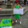 Am Freitag hat Fridays for Future Füssen/Pfronten eine Aktion in der Füssener Innenstadt veranstaltet. Unter dem Motto: "Unser Planet liegt im Sterben, das werden unsere Kinder erben! Verbessern wir unsere Klimawerte, sonst erhängt uns die Mutter Erde!" stellte die Gruppe unter Leitung der Hauptorganisatorin Michelle Derbach einen Galgen in der Innenstadt auf. Laut einer Pressemitteilung der Fridays for Future Füssen/Pfronten kam die Aktion größtenteils gut an. 
[embedcode=pulyxu3r8z][/embedcode]
Größtenteils positive ReaktionenMichelle Derbach war demnach sehr überrascht über die äußerst positive Resonanz. "Noch nie habe ich in Füssen und auch anderswo so viel sichtbares Interesse bemerkt". Auch Touristen aus Hamburg, Stuttgart und Düsseldorf haben sich persönlich bei Fridays for Future für diese Aktion bedankt. Allerdings gab es auch negative Reaktionen. Laut Fridays for Future Füssen/Pfronten fielen während der Aktion Sprüche wie:  "Erhänge dich doch selbst", oder "Lasst doch die Leute in Ruhe Urlaub machen ihr vergrault sie doch" oder auch "ihr habt ja zum Glück jetzt Ferien da braucht ihr ja die Schule nicht zu schwänzen".Schluss mit "grün reden", aber "schwarz handeln"Mit der Aktion soll vor allem die Bayerische Politik wachgerüttelt werden. Zwar würde Bayern viele Förderprogramme zum Klimaschutz auflegen, doch das sei laut Derbach "nur ein Tropfen auf den heißen Stein". Die Hauptorganisatorin der Aktion fordert laut Pressemitteilung auf, mit dem "grün reden" und "schwarz handeln" in Bayern endlich aufzuhören. Besonders Ministerpräsident Markus Söder wird dabei kritisiert. "Söder umarmt zwar Bäume, aber mehr tut er nicht,“ so Michelle Derbach. Der Hauptorganisatorin der Aktion zufolge kritisierten auch Oberbürgermeister großer Bayerischer Städte das neue Klimaschutzgesetz. Politik soll Versprechen einhaltenVor allem die Erreichbarkeit von öffentlichen Verkehrsmitteln und der Ausbau des Radverkehrs ist laut Michelle Derbach unzureichend. "Die Erreichbarkeit von Bus und Bahn sieht genauso miserabel aus wie im Vergleich zu 2018. Im Erreichbarkeitsranking der Bundesländer belegt Bayern derzeit den vorletzten Platz. Die Staatsregierung hat 2017 versprochen den bayernweiten Radverkehrsanteil bis 2025 von 10 auf 20 % zu verdoppeln. Bis jetzt ist der Radverkehrsanteil aber nur um ca. ein Prozentpunkt auf 11 % gestiegen! Das ist auch kein Wunder: Radwege, Abstellanlagen und Radmitnahmemöglichkeiten fehlen oder sind häufig so dürftig und unsicher, dass sie nicht zum Radfahren einladen."Forderungskatalog an Kanzler ScholzDaher fordert Fridays for Future die Gründung von sogenannten "Klimaräten" in allen politischen Parteien. Nur so sei es möglich, dass Jugendliche und junge Erwachsene einen stärkeren Einfluss auf ihre Partei und die öffentliche Diskussion nehmen können. Einen ersten Schritt in diese Richtung hat bereits die Bundes-SPD gemacht. In den vergangenen Tagen hat sich der Verein "Klima.Gerecht" gegründet. Der Verein wird durch Fridays-for-Future-Aktivisten und SPD-Mitglieder getragen. Die Gruppe habe bereits mit Postionspapieren und einem Forderungskatalog an Kanzler Olaf Scholz auf sich aufmerksam gemacht. In dem Forderungskatalog werden laut Fridays for Future Füssen/Pfronten unter anderem die Verdreifachung des Ausbautempos Erneuerbarer Energien, der Kohleausstieg bis 2030 und das vollständige Ende für fossile Subventionen gefordert.