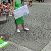 Am Freitag hat Fridays for Future Füssen/Pfronten eine Aktion in der Füssener Innenstadt veranstaltet. Unter dem Motto: "Unser Planet liegt im Sterben, das werden unsere Kinder erben! Verbessern wir unsere Klimawerte, sonst erhängt uns die Mutter Erde!" stellte die Gruppe unter Leitung der Hauptorganisatorin Michelle Derbach einen Galgen in der Innenstadt auf. Laut einer Pressemitteilung der Fridays for Future Füssen/Pfronten kam die Aktion größtenteils gut an. 
[embedcode=pulyxu3r8z][/embedcode]
Größtenteils positive ReaktionenMichelle Derbach war demnach sehr überrascht über die äußerst positive Resonanz. "Noch nie habe ich in Füssen und auch anderswo so viel sichtbares Interesse bemerkt". Auch Touristen aus Hamburg, Stuttgart und Düsseldorf haben sich persönlich bei Fridays for Future für diese Aktion bedankt. Allerdings gab es auch negative Reaktionen. Laut Fridays for Future Füssen/Pfronten fielen während der Aktion Sprüche wie:  "Erhänge dich doch selbst", oder "Lasst doch die Leute in Ruhe Urlaub machen ihr vergrault sie doch" oder auch "ihr habt ja zum Glück jetzt Ferien da braucht ihr ja die Schule nicht zu schwänzen".Schluss mit "grün reden", aber "schwarz handeln"Mit der Aktion soll vor allem die Bayerische Politik wachgerüttelt werden. Zwar würde Bayern viele Förderprogramme zum Klimaschutz auflegen, doch das sei laut Derbach "nur ein Tropfen auf den heißen Stein". Die Hauptorganisatorin der Aktion fordert laut Pressemitteilung auf, mit dem "grün reden" und "schwarz handeln" in Bayern endlich aufzuhören. Besonders Ministerpräsident Markus Söder wird dabei kritisiert. "Söder umarmt zwar Bäume, aber mehr tut er nicht,“ so Michelle Derbach. Der Hauptorganisatorin der Aktion zufolge kritisierten auch Oberbürgermeister großer Bayerischer Städte das neue Klimaschutzgesetz. Politik soll Versprechen einhaltenVor allem die Erreichbarkeit von öffentlichen Verkehrsmitteln und der Ausbau des Radverkehrs ist laut Michelle Derbach unzureichend. "Die Erreichbarkeit von Bus und Bahn sieht genauso miserabel aus wie im Vergleich zu 2018. Im Erreichbarkeitsranking der Bundesländer belegt Bayern derzeit den vorletzten Platz. Die Staatsregierung hat 2017 versprochen den bayernweiten Radverkehrsanteil bis 2025 von 10 auf 20 % zu verdoppeln. Bis jetzt ist der Radverkehrsanteil aber nur um ca. ein Prozentpunkt auf 11 % gestiegen! Das ist auch kein Wunder: Radwege, Abstellanlagen und Radmitnahmemöglichkeiten fehlen oder sind häufig so dürftig und unsicher, dass sie nicht zum Radfahren einladen."Forderungskatalog an Kanzler ScholzDaher fordert Fridays for Future die Gründung von sogenannten "Klimaräten" in allen politischen Parteien. Nur so sei es möglich, dass Jugendliche und junge Erwachsene einen stärkeren Einfluss auf ihre Partei und die öffentliche Diskussion nehmen können. Einen ersten Schritt in diese Richtung hat bereits die Bundes-SPD gemacht. In den vergangenen Tagen hat sich der Verein "Klima.Gerecht" gegründet. Der Verein wird durch Fridays-for-Future-Aktivisten und SPD-Mitglieder getragen. Die Gruppe habe bereits mit Postionspapieren und einem Forderungskatalog an Kanzler Olaf Scholz auf sich aufmerksam gemacht. In dem Forderungskatalog werden laut Fridays for Future Füssen/Pfronten unter anderem die Verdreifachung des Ausbautempos Erneuerbarer Energien, der Kohleausstieg bis 2030 und das vollständige Ende für fossile Subventionen gefordert.