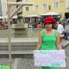 Am Freitag hat Fridays for Future Füssen/Pfronten eine Aktion in der Füssener Innenstadt veranstaltet. Unter dem Motto: "Unser Planet liegt im Sterben, das werden unsere Kinder erben! Verbessern wir unsere Klimawerte, sonst erhängt uns die Mutter Erde!" stellte die Gruppe unter Leitung der Hauptorganisatorin Michelle Derbach einen Galgen in der Innenstadt auf. Laut einer Pressemitteilung der Fridays for Future Füssen/Pfronten kam die Aktion größtenteils gut an. 
[embedcode=pulyxu3r8z][/embedcode]
Größtenteils positive ReaktionenMichelle Derbach war demnach sehr überrascht über die äußerst positive Resonanz. "Noch nie habe ich in Füssen und auch anderswo so viel sichtbares Interesse bemerkt". Auch Touristen aus Hamburg, Stuttgart und Düsseldorf haben sich persönlich bei Fridays for Future für diese Aktion bedankt. Allerdings gab es auch negative Reaktionen. Laut Fridays for Future Füssen/Pfronten fielen während der Aktion Sprüche wie:  "Erhänge dich doch selbst", oder "Lasst doch die Leute in Ruhe Urlaub machen ihr vergrault sie doch" oder auch "ihr habt ja zum Glück jetzt Ferien da braucht ihr ja die Schule nicht zu schwänzen".Schluss mit "grün reden", aber "schwarz handeln"Mit der Aktion soll vor allem die Bayerische Politik wachgerüttelt werden. Zwar würde Bayern viele Förderprogramme zum Klimaschutz auflegen, doch das sei laut Derbach "nur ein Tropfen auf den heißen Stein". Die Hauptorganisatorin der Aktion fordert laut Pressemitteilung auf, mit dem "grün reden" und "schwarz handeln" in Bayern endlich aufzuhören. Besonders Ministerpräsident Markus Söder wird dabei kritisiert. "Söder umarmt zwar Bäume, aber mehr tut er nicht,“ so Michelle Derbach. Der Hauptorganisatorin der Aktion zufolge kritisierten auch Oberbürgermeister großer Bayerischer Städte das neue Klimaschutzgesetz. Politik soll Versprechen einhaltenVor allem die Erreichbarkeit von öffentlichen Verkehrsmitteln und der Ausbau des Radverkehrs ist laut Michelle Derbach unzureichend. "Die Erreichbarkeit von Bus und Bahn sieht genauso miserabel aus wie im Vergleich zu 2018. Im Erreichbarkeitsranking der Bundesländer belegt Bayern derzeit den vorletzten Platz. Die Staatsregierung hat 2017 versprochen den bayernweiten Radverkehrsanteil bis 2025 von 10 auf 20 % zu verdoppeln. Bis jetzt ist der Radverkehrsanteil aber nur um ca. ein Prozentpunkt auf 11 % gestiegen! Das ist auch kein Wunder: Radwege, Abstellanlagen und Radmitnahmemöglichkeiten fehlen oder sind häufig so dürftig und unsicher, dass sie nicht zum Radfahren einladen."Forderungskatalog an Kanzler ScholzDaher fordert Fridays for Future die Gründung von sogenannten "Klimaräten" in allen politischen Parteien. Nur so sei es möglich, dass Jugendliche und junge Erwachsene einen stärkeren Einfluss auf ihre Partei und die öffentliche Diskussion nehmen können. Einen ersten Schritt in diese Richtung hat bereits die Bundes-SPD gemacht. In den vergangenen Tagen hat sich der Verein "Klima.Gerecht" gegründet. Der Verein wird durch Fridays-for-Future-Aktivisten und SPD-Mitglieder getragen. Die Gruppe habe bereits mit Postionspapieren und einem Forderungskatalog an Kanzler Olaf Scholz auf sich aufmerksam gemacht. In dem Forderungskatalog werden laut Fridays for Future Füssen/Pfronten unter anderem die Verdreifachung des Ausbautempos Erneuerbarer Energien, der Kohleausstieg bis 2030 und das vollständige Ende für fossile Subventionen gefordert.