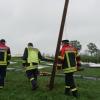 Im Bereich des Bad Wurzacher Stadtteils Eintürnen hat ein Tornado am Freitag eine Lagerhalle zerstört. Nach Angaben der Polizei wehte der Tornado zunächst das gesamte Dach der Lagerhalle weg, das erst 300 Meter weiter in einem Maisfeld liegen blieb. "Die restliche Lagerhalle wurde komplett zerstört und ist nach Beurteilung eines Statikers teilweise einsturzgefährdet", teilt die Polizei weiter mit. Am Samstag soll die Lagerhalle nochmal überprüft werden. Den entstandenen Schaden vermutet die Polizei im siebenstelligen Bereich.
Weitere Schäden
Eine Ortschaft weiter riss der Tornado das Blechdach einer Maschinenhalle ab, die nach Einschätzung des Besitzers jedoch ansonsten soweit stabil ist. Außerdem landete durch den Tornado ein Baum auf dem Dach eines Ford Kugas. Unter anderem wurde die Heckklappe beschädigt und die Heckscheibe eingedrückt. Hier schätzt die Polizei den Schaden auf 5.000 Euro. Des Weiteren wurde ein VW an der Front durch einen Ast getroffen wodurch ein Schaden von etwa 1.000 Euro entstand. 

Im weiteren Verlauf hat die Polizei bis Arnach keine weiteren größeren witterungsbedingten Schäden mehr festgestellt. Allerdings geht die Polizei davon aus, dass am Samstag noch weitere Schäden entdeckt werden.