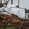 Im Bereich des Bad Wurzacher Stadtteils Eintürnen hat ein Tornado am Freitag eine Lagerhalle zerstört. Nach Angaben der Polizei wehte der Tornado zunächst das gesamte Dach der Lagerhalle weg, das erst 300 Meter weiter in einem Maisfeld liegen blieb. "Die restliche Lagerhalle wurde komplett zerstört und ist nach Beurteilung eines Statikers teilweise einsturzgefährdet", teilt die Polizei weiter mit. Am Samstag soll die Lagerhalle nochmal überprüft werden. Den entstandenen Schaden vermutet die Polizei im siebenstelligen Bereich.
Weitere Schäden
Eine Ortschaft weiter riss der Tornado das Blechdach einer Maschinenhalle ab, die nach Einschätzung des Besitzers jedoch ansonsten soweit stabil ist. Außerdem landete durch den Tornado ein Baum auf dem Dach eines Ford Kugas. Unter anderem wurde die Heckklappe beschädigt und die Heckscheibe eingedrückt. Hier schätzt die Polizei den Schaden auf 5.000 Euro. Des Weiteren wurde ein VW an der Front durch einen Ast getroffen wodurch ein Schaden von etwa 1.000 Euro entstand. 

Im weiteren Verlauf hat die Polizei bis Arnach keine weiteren größeren witterungsbedingten Schäden mehr festgestellt. Allerdings geht die Polizei davon aus, dass am Samstag noch weitere Schäden entdeckt werden.