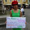 Am Freitag hat Fridays for Future Füssen/Pfronten eine Aktion in der Füssener Innenstadt veranstaltet. Unter dem Motto: "Unser Planet liegt im Sterben, das werden unsere Kinder erben! Verbessern wir unsere Klimawerte, sonst erhängt uns die Mutter Erde!" stellte die Gruppe unter Leitung der Hauptorganisatorin Michelle Derbach einen Galgen in der Innenstadt auf. Laut einer Pressemitteilung der Fridays for Future Füssen/Pfronten kam die Aktion größtenteils gut an. 
[embedcode=pulyxu3r8z][/embedcode]
Größtenteils positive ReaktionenMichelle Derbach war demnach sehr überrascht über die äußerst positive Resonanz. "Noch nie habe ich in Füssen und auch anderswo so viel sichtbares Interesse bemerkt". Auch Touristen aus Hamburg, Stuttgart und Düsseldorf haben sich persönlich bei Fridays for Future für diese Aktion bedankt. Allerdings gab es auch negative Reaktionen. Laut Fridays for Future Füssen/Pfronten fielen während der Aktion Sprüche wie:  "Erhänge dich doch selbst", oder "Lasst doch die Leute in Ruhe Urlaub machen ihr vergrault sie doch" oder auch "ihr habt ja zum Glück jetzt Ferien da braucht ihr ja die Schule nicht zu schwänzen".Schluss mit "grün reden", aber "schwarz handeln"Mit der Aktion soll vor allem die Bayerische Politik wachgerüttelt werden. Zwar würde Bayern viele Förderprogramme zum Klimaschutz auflegen, doch das sei laut Derbach "nur ein Tropfen auf den heißen Stein". Die Hauptorganisatorin der Aktion fordert laut Pressemitteilung auf, mit dem "grün reden" und "schwarz handeln" in Bayern endlich aufzuhören. Besonders Ministerpräsident Markus Söder wird dabei kritisiert. "Söder umarmt zwar Bäume, aber mehr tut er nicht,“ so Michelle Derbach. Der Hauptorganisatorin der Aktion zufolge kritisierten auch Oberbürgermeister großer Bayerischer Städte das neue Klimaschutzgesetz. Politik soll Versprechen einhaltenVor allem die Erreichbarkeit von öffentlichen Verkehrsmitteln und der Ausbau des Radverkehrs ist laut Michelle Derbach unzureichend. "Die Erreichbarkeit von Bus und Bahn sieht genauso miserabel aus wie im Vergleich zu 2018. Im Erreichbarkeitsranking der Bundesländer belegt Bayern derzeit den vorletzten Platz. Die Staatsregierung hat 2017 versprochen den bayernweiten Radverkehrsanteil bis 2025 von 10 auf 20 % zu verdoppeln. Bis jetzt ist der Radverkehrsanteil aber nur um ca. ein Prozentpunkt auf 11 % gestiegen! Das ist auch kein Wunder: Radwege, Abstellanlagen und Radmitnahmemöglichkeiten fehlen oder sind häufig so dürftig und unsicher, dass sie nicht zum Radfahren einladen."Forderungskatalog an Kanzler ScholzDaher fordert Fridays for Future die Gründung von sogenannten "Klimaräten" in allen politischen Parteien. Nur so sei es möglich, dass Jugendliche und junge Erwachsene einen stärkeren Einfluss auf ihre Partei und die öffentliche Diskussion nehmen können. Einen ersten Schritt in diese Richtung hat bereits die Bundes-SPD gemacht. In den vergangenen Tagen hat sich der Verein "Klima.Gerecht" gegründet. Der Verein wird durch Fridays-for-Future-Aktivisten und SPD-Mitglieder getragen. Die Gruppe habe bereits mit Postionspapieren und einem Forderungskatalog an Kanzler Olaf Scholz auf sich aufmerksam gemacht. In dem Forderungskatalog werden laut Fridays for Future Füssen/Pfronten unter anderem die Verdreifachung des Ausbautempos Erneuerbarer Energien, der Kohleausstieg bis 2030 und das vollständige Ende für fossile Subventionen gefordert.