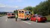 Am Sonntagmorgen ist auf der A96 ein Autofahrer aus der Schweiz von der Fahrbahn abgekommen, dabei wurde seine Beifahrerin schwer verletzt. Der 64-Jährige Fahrer war Richtung Lindau unterwegs und hatte an der Autobahnausfahrt Weißensberg die Kontrolle über sein Fahrzeug verloren. Er schleuderte zunächst gegen die Mittelleitplanke, anschließend landete er in der Böschung neben der Fahrbahn. 
[video]https://www.youtube.com/watch?v=jhISYiSV8CA[/video]
Unfallursache wohl SekundenschlafDer Fahrer wurde bei dem Unfall leicht verletzt, seine 59-jährige Beifahrerin brachte ein Rettungshubschrauber mit schweren Verletzungen ins Krankenhaus St. Gallen. Als Unfallursache gab der Fahrer laut Polizeimeldung an, am Steuer eingeschlafen zu sein. Die Polizei ermittelt nun wegen Gefährdung des Straßenverkehrs. A96 Richtung Lindau komplett gesperrtDie Polizei musste für die Unfallaufnahme und den Rettungsdienst die Autobahn in Richtung Lindau für knapp anderthalb Stunden komplett sperren. Es waren fünf Fahrzeuge der Feuerwehr Weißensberg und Lindau, sowie acht Fahrzeuge des Rettungsdienstes im Einsatz.Polizei sucht UnfallzeugenDer Unfall wurde von einem bislang unbekannten Zeugen beobachtet, welcher auch zunächst Erste Hilfe leistete. Dieser entfernte sich jedoch von der Unfallstelle bevor die Polizei am Einsatzort eintraf und die Personalien erhoben werden konnten. Der Zeuge wird gebeten sich bei der Polizeiinspektion Lindau unter Tel. 08382/910-0 zu melden.