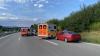 Am Sonntagmorgen ist auf der A96 ein Autofahrer aus der Schweiz von der Fahrbahn abgekommen, dabei wurde seine Beifahrerin schwer verletzt. Der 64-Jährige Fahrer war Richtung Lindau unterwegs und hatte an der Autobahnausfahrt Weißensberg die Kontrolle über sein Fahrzeug verloren. Er schleuderte zunächst gegen die Mittelleitplanke, anschließend landete er in der Böschung neben der Fahrbahn. 
[video]https://www.youtube.com/watch?v=jhISYiSV8CA[/video]
Unfallursache wohl SekundenschlafDer Fahrer wurde bei dem Unfall leicht verletzt, seine 59-jährige Beifahrerin brachte ein Rettungshubschrauber mit schweren Verletzungen ins Krankenhaus St. Gallen. Als Unfallursache gab der Fahrer laut Polizeimeldung an, am Steuer eingeschlafen zu sein. Die Polizei ermittelt nun wegen Gefährdung des Straßenverkehrs. A96 Richtung Lindau komplett gesperrtDie Polizei musste für die Unfallaufnahme und den Rettungsdienst die Autobahn in Richtung Lindau für knapp anderthalb Stunden komplett sperren. Es waren fünf Fahrzeuge der Feuerwehr Weißensberg und Lindau, sowie acht Fahrzeuge des Rettungsdienstes im Einsatz.Polizei sucht UnfallzeugenDer Unfall wurde von einem bislang unbekannten Zeugen beobachtet, welcher auch zunächst Erste Hilfe leistete. Dieser entfernte sich jedoch von der Unfallstelle bevor die Polizei am Einsatzort eintraf und die Personalien erhoben werden konnten. Der Zeuge wird gebeten sich bei der Polizeiinspektion Lindau unter Tel. 08382/910-0 zu melden.