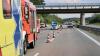 Am Sonntagmorgen ist auf der A96 ein Autofahrer aus der Schweiz von der Fahrbahn abgekommen, dabei wurde seine Beifahrerin schwer verletzt. Der 64-Jährige Fahrer war Richtung Lindau unterwegs und hatte an der Autobahnausfahrt Weißensberg die Kontrolle über sein Fahrzeug verloren. Er schleuderte zunächst gegen die Mittelleitplanke, anschließend landete er in der Böschung neben der Fahrbahn. 
[video]https://www.youtube.com/watch?v=jhISYiSV8CA[/video]
Unfallursache wohl SekundenschlafDer Fahrer wurde bei dem Unfall leicht verletzt, seine 59-jährige Beifahrerin brachte ein Rettungshubschrauber mit schweren Verletzungen ins Krankenhaus St. Gallen. Als Unfallursache gab der Fahrer laut Polizeimeldung an, am Steuer eingeschlafen zu sein. Die Polizei ermittelt nun wegen Gefährdung des Straßenverkehrs. A96 Richtung Lindau komplett gesperrtDie Polizei musste für die Unfallaufnahme und den Rettungsdienst die Autobahn in Richtung Lindau für knapp anderthalb Stunden komplett sperren. Es waren fünf Fahrzeuge der Feuerwehr Weißensberg und Lindau, sowie acht Fahrzeuge des Rettungsdienstes im Einsatz.Polizei sucht UnfallzeugenDer Unfall wurde von einem bislang unbekannten Zeugen beobachtet, welcher auch zunächst Erste Hilfe leistete. Dieser entfernte sich jedoch von der Unfallstelle bevor die Polizei am Einsatzort eintraf und die Personalien erhoben werden konnten. Der Zeuge wird gebeten sich bei der Polizeiinspektion Lindau unter Tel. 08382/910-0 zu melden.