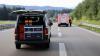 Am Sonntagmorgen ist auf der A96 ein Autofahrer aus der Schweiz von der Fahrbahn abgekommen, dabei wurde seine Beifahrerin schwer verletzt. Der 64-Jährige Fahrer war Richtung Lindau unterwegs und hatte an der Autobahnausfahrt Weißensberg die Kontrolle über sein Fahrzeug verloren. Er schleuderte zunächst gegen die Mittelleitplanke, anschließend landete er in der Böschung neben der Fahrbahn. 
[video]https://www.youtube.com/watch?v=jhISYiSV8CA[/video]
Unfallursache wohl SekundenschlafDer Fahrer wurde bei dem Unfall leicht verletzt, seine 59-jährige Beifahrerin brachte ein Rettungshubschrauber mit schweren Verletzungen ins Krankenhaus St. Gallen. Als Unfallursache gab der Fahrer laut Polizeimeldung an, am Steuer eingeschlafen zu sein. Die Polizei ermittelt nun wegen Gefährdung des Straßenverkehrs. A96 Richtung Lindau komplett gesperrtDie Polizei musste für die Unfallaufnahme und den Rettungsdienst die Autobahn in Richtung Lindau für knapp anderthalb Stunden komplett sperren. Es waren fünf Fahrzeuge der Feuerwehr Weißensberg und Lindau, sowie acht Fahrzeuge des Rettungsdienstes im Einsatz.Polizei sucht UnfallzeugenDer Unfall wurde von einem bislang unbekannten Zeugen beobachtet, welcher auch zunächst Erste Hilfe leistete. Dieser entfernte sich jedoch von der Unfallstelle bevor die Polizei am Einsatzort eintraf und die Personalien erhoben werden konnten. Der Zeuge wird gebeten sich bei der Polizeiinspektion Lindau unter Tel. 08382/910-0 zu melden.