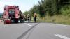 Am Sonntagmorgen ist auf der A96 ein Autofahrer aus der Schweiz von der Fahrbahn abgekommen, dabei wurde seine Beifahrerin schwer verletzt. Der 64-Jährige Fahrer war Richtung Lindau unterwegs und hatte an der Autobahnausfahrt Weißensberg die Kontrolle über sein Fahrzeug verloren. Er schleuderte zunächst gegen die Mittelleitplanke, anschließend landete er in der Böschung neben der Fahrbahn. 
[video]https://www.youtube.com/watch?v=jhISYiSV8CA[/video]
Unfallursache wohl SekundenschlafDer Fahrer wurde bei dem Unfall leicht verletzt, seine 59-jährige Beifahrerin brachte ein Rettungshubschrauber mit schweren Verletzungen ins Krankenhaus St. Gallen. Als Unfallursache gab der Fahrer laut Polizeimeldung an, am Steuer eingeschlafen zu sein. Die Polizei ermittelt nun wegen Gefährdung des Straßenverkehrs. A96 Richtung Lindau komplett gesperrtDie Polizei musste für die Unfallaufnahme und den Rettungsdienst die Autobahn in Richtung Lindau für knapp anderthalb Stunden komplett sperren. Es waren fünf Fahrzeuge der Feuerwehr Weißensberg und Lindau, sowie acht Fahrzeuge des Rettungsdienstes im Einsatz.Polizei sucht UnfallzeugenDer Unfall wurde von einem bislang unbekannten Zeugen beobachtet, welcher auch zunächst Erste Hilfe leistete. Dieser entfernte sich jedoch von der Unfallstelle bevor die Polizei am Einsatzort eintraf und die Personalien erhoben werden konnten. Der Zeuge wird gebeten sich bei der Polizeiinspektion Lindau unter Tel. 08382/910-0 zu melden.