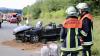 Am Sonntagmorgen ist auf der A96 ein Autofahrer aus der Schweiz von der Fahrbahn abgekommen, dabei wurde seine Beifahrerin schwer verletzt. Der 64-Jährige Fahrer war Richtung Lindau unterwegs und hatte an der Autobahnausfahrt Weißensberg die Kontrolle über sein Fahrzeug verloren. Er schleuderte zunächst gegen die Mittelleitplanke, anschließend landete er in der Böschung neben der Fahrbahn. 
[video]https://www.youtube.com/watch?v=jhISYiSV8CA[/video]
Unfallursache wohl SekundenschlafDer Fahrer wurde bei dem Unfall leicht verletzt, seine 59-jährige Beifahrerin brachte ein Rettungshubschrauber mit schweren Verletzungen ins Krankenhaus St. Gallen. Als Unfallursache gab der Fahrer laut Polizeimeldung an, am Steuer eingeschlafen zu sein. Die Polizei ermittelt nun wegen Gefährdung des Straßenverkehrs. A96 Richtung Lindau komplett gesperrtDie Polizei musste für die Unfallaufnahme und den Rettungsdienst die Autobahn in Richtung Lindau für knapp anderthalb Stunden komplett sperren. Es waren fünf Fahrzeuge der Feuerwehr Weißensberg und Lindau, sowie acht Fahrzeuge des Rettungsdienstes im Einsatz.Polizei sucht UnfallzeugenDer Unfall wurde von einem bislang unbekannten Zeugen beobachtet, welcher auch zunächst Erste Hilfe leistete. Dieser entfernte sich jedoch von der Unfallstelle bevor die Polizei am Einsatzort eintraf und die Personalien erhoben werden konnten. Der Zeuge wird gebeten sich bei der Polizeiinspektion Lindau unter Tel. 08382/910-0 zu melden.
