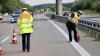 Am Sonntagmorgen ist auf der A96 ein Autofahrer aus der Schweiz von der Fahrbahn abgekommen, dabei wurde seine Beifahrerin schwer verletzt. Der 64-Jährige Fahrer war Richtung Lindau unterwegs und hatte an der Autobahnausfahrt Weißensberg die Kontrolle über sein Fahrzeug verloren. Er schleuderte zunächst gegen die Mittelleitplanke, anschließend landete er in der Böschung neben der Fahrbahn. 
[video]https://www.youtube.com/watch?v=jhISYiSV8CA[/video]
Unfallursache wohl SekundenschlafDer Fahrer wurde bei dem Unfall leicht verletzt, seine 59-jährige Beifahrerin brachte ein Rettungshubschrauber mit schweren Verletzungen ins Krankenhaus St. Gallen. Als Unfallursache gab der Fahrer laut Polizeimeldung an, am Steuer eingeschlafen zu sein. Die Polizei ermittelt nun wegen Gefährdung des Straßenverkehrs. A96 Richtung Lindau komplett gesperrtDie Polizei musste für die Unfallaufnahme und den Rettungsdienst die Autobahn in Richtung Lindau für knapp anderthalb Stunden komplett sperren. Es waren fünf Fahrzeuge der Feuerwehr Weißensberg und Lindau, sowie acht Fahrzeuge des Rettungsdienstes im Einsatz.Polizei sucht UnfallzeugenDer Unfall wurde von einem bislang unbekannten Zeugen beobachtet, welcher auch zunächst Erste Hilfe leistete. Dieser entfernte sich jedoch von der Unfallstelle bevor die Polizei am Einsatzort eintraf und die Personalien erhoben werden konnten. Der Zeuge wird gebeten sich bei der Polizeiinspektion Lindau unter Tel. 08382/910-0 zu melden.