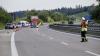 Am Sonntagmorgen ist auf der A96 ein Autofahrer aus der Schweiz von der Fahrbahn abgekommen, dabei wurde seine Beifahrerin schwer verletzt. Der 64-Jährige Fahrer war Richtung Lindau unterwegs und hatte an der Autobahnausfahrt Weißensberg die Kontrolle über sein Fahrzeug verloren. Er schleuderte zunächst gegen die Mittelleitplanke, anschließend landete er in der Böschung neben der Fahrbahn. 
[video]https://www.youtube.com/watch?v=jhISYiSV8CA[/video]
Unfallursache wohl SekundenschlafDer Fahrer wurde bei dem Unfall leicht verletzt, seine 59-jährige Beifahrerin brachte ein Rettungshubschrauber mit schweren Verletzungen ins Krankenhaus St. Gallen. Als Unfallursache gab der Fahrer laut Polizeimeldung an, am Steuer eingeschlafen zu sein. Die Polizei ermittelt nun wegen Gefährdung des Straßenverkehrs. A96 Richtung Lindau komplett gesperrtDie Polizei musste für die Unfallaufnahme und den Rettungsdienst die Autobahn in Richtung Lindau für knapp anderthalb Stunden komplett sperren. Es waren fünf Fahrzeuge der Feuerwehr Weißensberg und Lindau, sowie acht Fahrzeuge des Rettungsdienstes im Einsatz.Polizei sucht UnfallzeugenDer Unfall wurde von einem bislang unbekannten Zeugen beobachtet, welcher auch zunächst Erste Hilfe leistete. Dieser entfernte sich jedoch von der Unfallstelle bevor die Polizei am Einsatzort eintraf und die Personalien erhoben werden konnten. Der Zeuge wird gebeten sich bei der Polizeiinspektion Lindau unter Tel. 08382/910-0 zu melden.