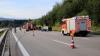 Am Sonntagmorgen ist auf der A96 ein Autofahrer aus der Schweiz von der Fahrbahn abgekommen, dabei wurde seine Beifahrerin schwer verletzt. Der 64-Jährige Fahrer war Richtung Lindau unterwegs und hatte an der Autobahnausfahrt Weißensberg die Kontrolle über sein Fahrzeug verloren. Er schleuderte zunächst gegen die Mittelleitplanke, anschließend landete er in der Böschung neben der Fahrbahn. 
[video]https://www.youtube.com/watch?v=jhISYiSV8CA[/video]
Unfallursache wohl SekundenschlafDer Fahrer wurde bei dem Unfall leicht verletzt, seine 59-jährige Beifahrerin brachte ein Rettungshubschrauber mit schweren Verletzungen ins Krankenhaus St. Gallen. Als Unfallursache gab der Fahrer laut Polizeimeldung an, am Steuer eingeschlafen zu sein. Die Polizei ermittelt nun wegen Gefährdung des Straßenverkehrs. A96 Richtung Lindau komplett gesperrtDie Polizei musste für die Unfallaufnahme und den Rettungsdienst die Autobahn in Richtung Lindau für knapp anderthalb Stunden komplett sperren. Es waren fünf Fahrzeuge der Feuerwehr Weißensberg und Lindau, sowie acht Fahrzeuge des Rettungsdienstes im Einsatz.Polizei sucht UnfallzeugenDer Unfall wurde von einem bislang unbekannten Zeugen beobachtet, welcher auch zunächst Erste Hilfe leistete. Dieser entfernte sich jedoch von der Unfallstelle bevor die Polizei am Einsatzort eintraf und die Personalien erhoben werden konnten. Der Zeuge wird gebeten sich bei der Polizeiinspektion Lindau unter Tel. 08382/910-0 zu melden.