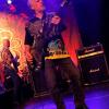 Am vergangenen Sonntag traf sich die Rock-Szene im Roxy in Ulm. Die legendäre Hardrock-Band Rose Tattoo machte hier während der "Once in a Lifetime"-Tour Station. Die Band um Sänger "Angry" Anderson, der von Anfang an (1976) dabei ist und in 3 Tagen seinen 75-sten Geburtstag feiert, heizte dem Publikum im Sound-Stil der frühen AC/DC richtig ein. Schließlich werden sie in ihrer Heimat Australien "Little AC/DC" genannt.