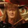 Am vergangenen Sonntag traf sich die Rock-Szene im Roxy in Ulm. Die legendäre Hardrock-Band Rose Tattoo machte hier während der "Once in a Lifetime"-Tour Station. Die Band um Sänger "Angry" Anderson, der von Anfang an (1976) dabei ist und in 3 Tagen seinen 75-sten Geburtstag feiert, heizte dem Publikum im Sound-Stil der frühen AC/DC richtig ein. Schließlich werden sie in ihrer Heimat Australien "Little AC/DC" genannt.