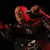 Am vergangenen Sonntag traf sich die Rock-Szene im Roxy in Ulm. Die legendäre Hardrock-Band Rose Tattoo machte hier während der "Once in a Lifetime"-Tour Station. Die Band um Sänger "Angry" Anderson, der von Anfang an (1976) dabei ist und in 3 Tagen seinen 75-sten Geburtstag feiert, heizte dem Publikum im Sound-Stil der frühen AC/DC richtig ein. Schließlich werden sie in ihrer Heimat Australien "Little AC/DC" genannt.