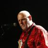 Am vergangenen Sonntag traf sich die Rock-Szene im Roxy in Ulm. Die legendäre Hardrock-Band Rose Tattoo machte hier während der "Once in a Lifetime"-Tour Station. Die Band um Sänger "Angry" Anderson, der von Anfang an (1976) dabei ist und in 3 Tagen seinen 75-sten Geburtstag feiert, heizte dem Publikum im Sound-Stil der frühen AC/DC richtig ein. Schließlich werden sie in ihrer Heimat Australien "Little AC/DC" genannt.