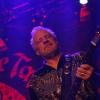 Am vergangenen Sonntag traf sich die Rock-Szene im Roxy in Ulm. Die legendäre Hardrock-Band Rose Tattoo machte hier während der "Once in a Lifetime"-Tour Station. Die Band um Sänger "Angry" Anderson, der von Anfang an (1976) dabei ist und in 3 Tagen seinen 75-sten Geburtstag feiert, heizte dem Publikum im Sound-Stil der frühen AC/DC richtig ein. Schließlich werden sie in ihrer Heimat Australien "Little AC/DC" genannt.