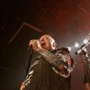 Am vergangenen Sonntag traf sich die Rock-Szene im Roxy in Ulm. Die legendäre Hardrock-Band Rose Tattoo machte hier während der "Once in a Lifetime"-Tour Station. Die Band um Sänger "Angry" Anderson, der von Anfang an (1976) dabei ist und in 3 Tagen seinen 75-sten Geburtstag feiert, heizte dem Publikum im Sound-Stil der frühen AC/DC richtig ein. Schließlich werden sie in ihrer Heimat Australien "Little AC/DC" genannt.