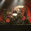 Am vergangenen Sonntag traf sich die Rock-Szene im Roxy in Ulm. Die legendäre Hardrock-Band Rose Tattoo machte hier während der "Once in a Lifetime"-Tour Station. Die Band um Sänger "Angry" Anderson, der von Anfang an (1976) dabei ist und in 3 Tagen seinen 75-sten Geburtstag feiert, heizte dem Publikum im Sound-Stil der frühen AC/DC richtig ein. Schließlich werden sie in ihrer Heimat Australien "Little AC/DC" genannt.