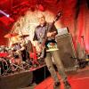 Am vergangenen Sonntag traf sich die Rock-Szene im Roxy in Ulm. Die legendäre Hardrock-Band Rose Tattoo machte hier während der "Once in a Lifetime"-Tour Station. Die Band um Sänger "Angry" Anderson, der von Anfang an (1976) dabei ist und in 3 Tagen seinen 75-sten Geburtstag feiert, heizte dem Publikum im Sound-Stil der frühen AC/DC richtig ein. Schließlich werden sie in ihrer Heimat Australien "Little AC/DC" genannt.