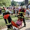 Am vergangenen Samstag fand im Sigmarszeller Ortsteil Bösenreutin der "Tag der Vereine" statt.  Am Samstagnachmittag stellte sich auch die Feuerwehr Bösenreutin den Bürgerinnen und Bürgern vor. 
Zimmerbrand als ÜbungseinsatzBei einen kleinen Einsatz Übung wurden angenommen das es in einem Wohnhaus zu einem Zimmerbrand gekommen ist und zwei Bewohner vermisst werden. Die ehrenamtlichen Einsatzkräfte, unterstützt durch die Jugendfeuerwehr, retteten die Bewohner.