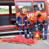 Am vergangenen Samstag fand im Sigmarszeller Ortsteil Bösenreutin der "Tag der Vereine" statt.  Am Samstagnachmittag stellte sich auch die Feuerwehr Bösenreutin den Bürgerinnen und Bürgern vor. 
Zimmerbrand als ÜbungseinsatzBei einen kleinen Einsatz Übung wurden angenommen das es in einem Wohnhaus zu einem Zimmerbrand gekommen ist und zwei Bewohner vermisst werden. Die ehrenamtlichen Einsatzkräfte, unterstützt durch die Jugendfeuerwehr, retteten die Bewohner.