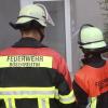 Am vergangenen Samstag fand im Sigmarszeller Ortsteil Bösenreutin der "Tag der Vereine" statt.  Am Samstagnachmittag stellte sich auch die Feuerwehr Bösenreutin den Bürgerinnen und Bürgern vor. 
Zimmerbrand als ÜbungseinsatzBei einen kleinen Einsatz Übung wurden angenommen das es in einem Wohnhaus zu einem Zimmerbrand gekommen ist und zwei Bewohner vermisst werden. Die ehrenamtlichen Einsatzkräfte, unterstützt durch die Jugendfeuerwehr, retteten die Bewohner.