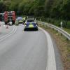Am Mittwochnachmittag ist auf der A96 bei Türkheim ein LKW umgekippt. Der 57-jährige Fahrer war auf der Autobahnausfahrt Bad Wörishofen  Richtung Lindau unterwegs und hatte in einer Kurve vermutlich wegen zu hoher Geschwindigkeit die Kontrolle über sein Fahrzeug verloren. Daraufhin kippte der LKW um. 
[video]https://www.youtube.com/watch?v=9kFcH6RsGic[/video]
Ersthelfer befreien FahrerDer Lkw stürzte auf die linke Fahrzeugseite, schlitterte über die Fahrbahn und blieb auf der Auffahrtspur liegen. Ersthelfer schlugen die Windschutzscheibe ein, um den Fahrer zu befreien. Bei dem Unfall wurde der 57-Jährige schwer verletzt, ein Rettungsdienst brachte ihn ins Krankenhaus Mindelheim.Aufwändige BergungBei dem Unfall war die Freiwillige Feuerwehr Türkheim und die Autobahnmeisterei Mindelheim zur Verkehrslenkung, Absperrung der Unfallstelle und technischen Hilfeleistung eingesetzt. Der Lkw musste mit schwerem Gerät von einer Abschleppfirma aus Memmingen geborgen werden. Der Fahrer des Lkw muss nun mit einer Anzeige rechnen.