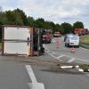 Am Mittwochnachmittag ist auf der A96 bei Türkheim ein LKW umgekippt. Der 57-jährige Fahrer war auf der Autobahnausfahrt Bad Wörishofen  Richtung Lindau unterwegs und hatte in einer Kurve vermutlich wegen zu hoher Geschwindigkeit die Kontrolle über sein Fahrzeug verloren. Daraufhin kippte der LKW um. 
[video]https://www.youtube.com/watch?v=9kFcH6RsGic[/video]
Ersthelfer befreien FahrerDer Lkw stürzte auf die linke Fahrzeugseite, schlitterte über die Fahrbahn und blieb auf der Auffahrtspur liegen. Ersthelfer schlugen die Windschutzscheibe ein, um den Fahrer zu befreien. Bei dem Unfall wurde der 57-Jährige schwer verletzt, ein Rettungsdienst brachte ihn ins Krankenhaus Mindelheim.Aufwändige BergungBei dem Unfall war die Freiwillige Feuerwehr Türkheim und die Autobahnmeisterei Mindelheim zur Verkehrslenkung, Absperrung der Unfallstelle und technischen Hilfeleistung eingesetzt. Der Lkw musste mit schwerem Gerät von einer Abschleppfirma aus Memmingen geborgen werden. Der Fahrer des Lkw muss nun mit einer Anzeige rechnen.