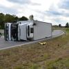 Am Mittwochnachmittag ist auf der A96 bei Türkheim ein LKW umgekippt. Der 57-jährige Fahrer war auf der Autobahnausfahrt Bad Wörishofen  Richtung Lindau unterwegs und hatte in einer Kurve vermutlich wegen zu hoher Geschwindigkeit die Kontrolle über sein Fahrzeug verloren. Daraufhin kippte der LKW um. 
[video]https://www.youtube.com/watch?v=9kFcH6RsGic[/video]
Ersthelfer befreien FahrerDer Lkw stürzte auf die linke Fahrzeugseite, schlitterte über die Fahrbahn und blieb auf der Auffahrtspur liegen. Ersthelfer schlugen die Windschutzscheibe ein, um den Fahrer zu befreien. Bei dem Unfall wurde der 57-Jährige schwer verletzt, ein Rettungsdienst brachte ihn ins Krankenhaus Mindelheim.Aufwändige BergungBei dem Unfall war die Freiwillige Feuerwehr Türkheim und die Autobahnmeisterei Mindelheim zur Verkehrslenkung, Absperrung der Unfallstelle und technischen Hilfeleistung eingesetzt. Der Lkw musste mit schwerem Gerät von einer Abschleppfirma aus Memmingen geborgen werden. Der Fahrer des Lkw muss nun mit einer Anzeige rechnen.