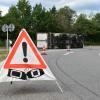 Am Mittwochnachmittag ist auf der A96 bei Türkheim ein LKW umgekippt. Der 57-jährige Fahrer war auf der Autobahnausfahrt Bad Wörishofen  Richtung Lindau unterwegs und hatte in einer Kurve vermutlich wegen zu hoher Geschwindigkeit die Kontrolle über sein Fahrzeug verloren. Daraufhin kippte der LKW um. 
[video]https://www.youtube.com/watch?v=9kFcH6RsGic[/video]
Ersthelfer befreien FahrerDer Lkw stürzte auf die linke Fahrzeugseite, schlitterte über die Fahrbahn und blieb auf der Auffahrtspur liegen. Ersthelfer schlugen die Windschutzscheibe ein, um den Fahrer zu befreien. Bei dem Unfall wurde der 57-Jährige schwer verletzt, ein Rettungsdienst brachte ihn ins Krankenhaus Mindelheim.Aufwändige BergungBei dem Unfall war die Freiwillige Feuerwehr Türkheim und die Autobahnmeisterei Mindelheim zur Verkehrslenkung, Absperrung der Unfallstelle und technischen Hilfeleistung eingesetzt. Der Lkw musste mit schwerem Gerät von einer Abschleppfirma aus Memmingen geborgen werden. Der Fahrer des Lkw muss nun mit einer Anzeige rechnen.
